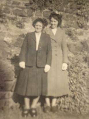 Glensaugh, Perth 1950. Audrey and her mum. Happiness and elegance.