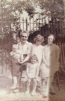 Mr Ellis, holding sister Marie, Florrie (standing) sister Connie, Ethel Ellis (née Neighbour)