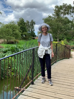 Such a lovely day Shirley enjoying a day trip to see beautiful gardens, always finishing with cuppa and cake.Thank you for your friendship,🌹Yvonne x