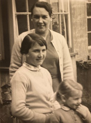Judi, her mum Joan & little sister Jane