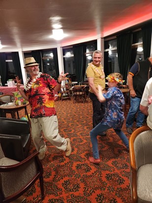 BBQ do Hawaiian Night - Ron and Elliot throwing some shapes