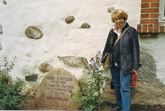 Der Grabstein von Utes Eltern an der Kapelle von Willerswalde und  Schwester Gisela