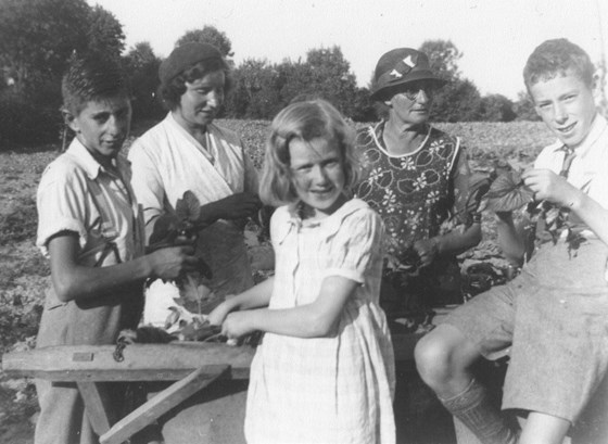 Mum & Ken Hop Picking