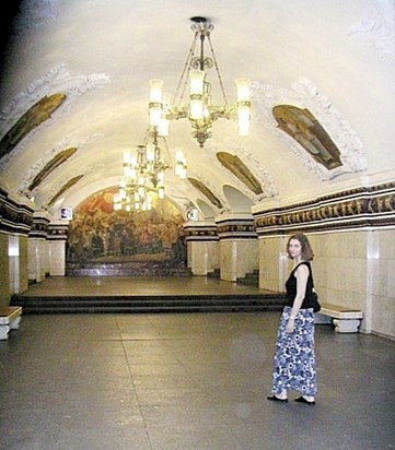 Thelma in the empty Komsomolskaya metro station (Moscow) ...