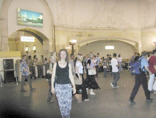 Thelma in the ticket hall of Komsomolskaya metro station (Moscow)