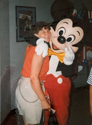Hugs & smiles for Mickey - Disney 1990