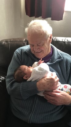 My lovely grandad with our Mina ❤️