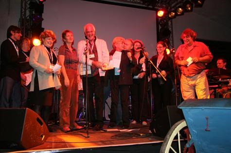 Deidre singing with the chairpersons at the Cartoon Forum in Denmark