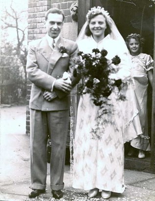 Mum an Dad wedding day 23 Dec 1939