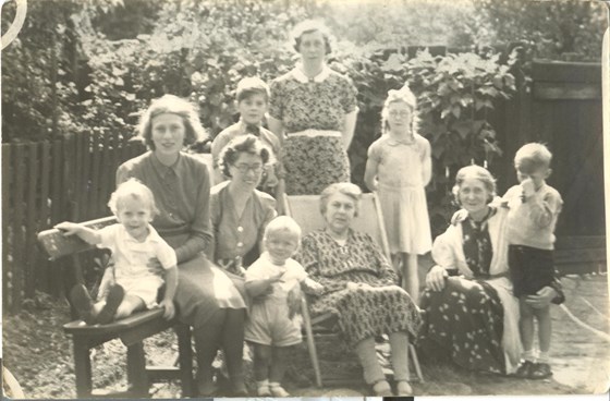 Young George, Frank, Pip, Philippa & Robin with Mabel, Norah, Kit, Grandma H, Aunt Hal