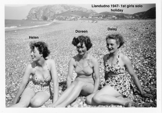 1947 Doreen album08 Llandudno 1947 Helen Cank Doreen Daisy Johnson copy.jpg