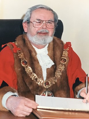 1998 signing in as mayor