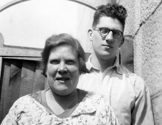 1 A very young Ernie Hills with his mum.
