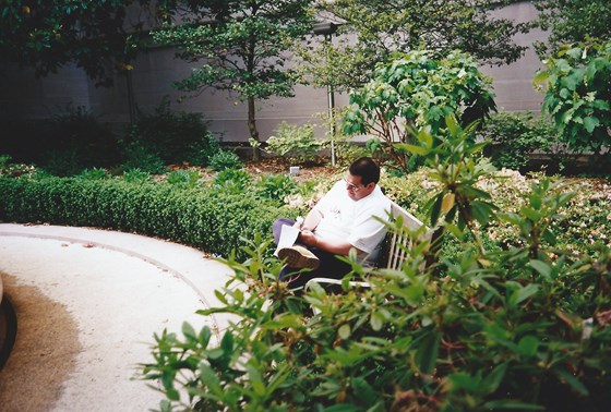 Steve writing up his Journal in a park in Washington DC, July 1999