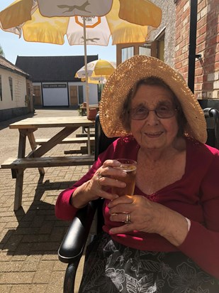 Gorgeous day for a shandy at New Buckenham May Day 2018