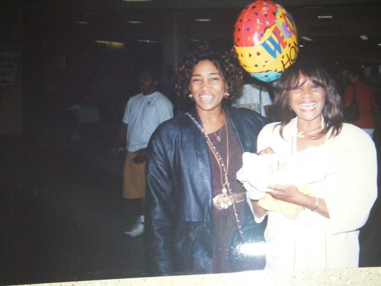 Wesley's Mom Dorothy and Sister Alexis at Airport, Welcome him home