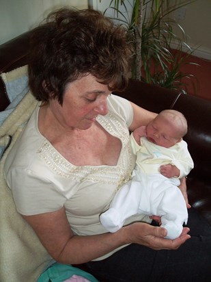 Mam & newborn baby Carys