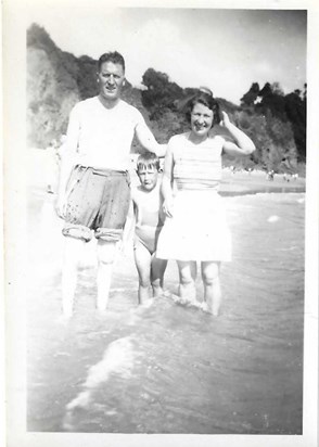 Len, with his parents, Bert and Margaret