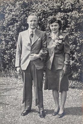 Joan & Chum marry 1947
