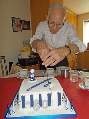 Dads 80th Birthday - Cutting the Cake - Go Chelsea!