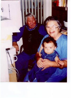 Papi Andres y Mami Toti con Sophia Chystal