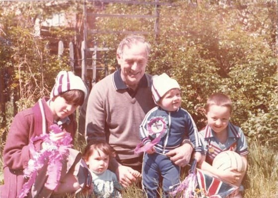 1980 Michelle with Karen, Grandad Cassidy, Darren and Mark.