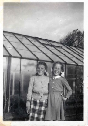 Annie and her schoolfriend Ann in Chapel St Leonards (6)1024 1