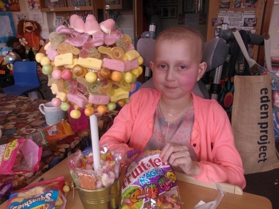 Ava creating a sweetie tree at Claire House ????