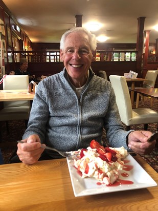 Dad’s favourite pavlova