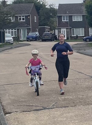Sadly we coudlnt attend Dulwich Parkrun, however, me and my 6 year old daughter did a 7K run / bike ride for Andy instead.  She is a great motivator! 