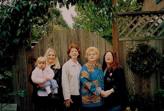 Mom stayed with me in '03. Here with Heidi, Trinity and Cindy, up from Medord