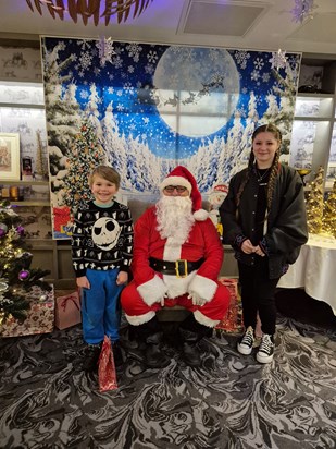 See i kept up the tradition a little bit, I took the kids to see santa on Sunday! At gretna! ❤️