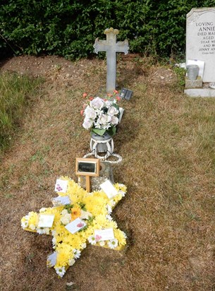 Bob's final resting place beside his first wife, Rene, in Earsham Churchyard.