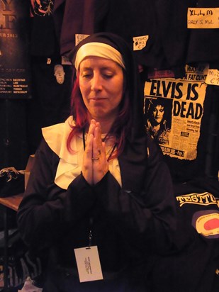 Tracy at the merch stand in the Markthalle Hamburg December 2013