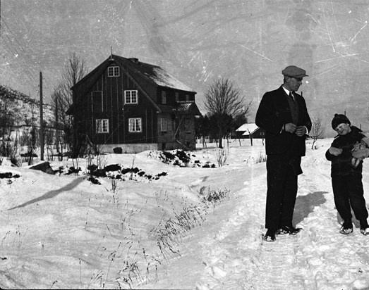 1935 Tulla med sin far Håkon med det nye huset på Otneim