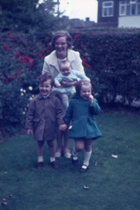 Isobel with Caitlin (baby), Rhiannon and Philip Conway (1970/1971)