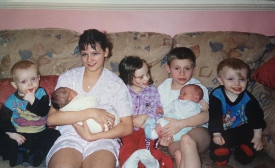 Kayleigh with her nieces & nephews 👩‍👧‍👦