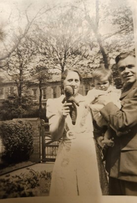 Earliest photo of liz with her parents