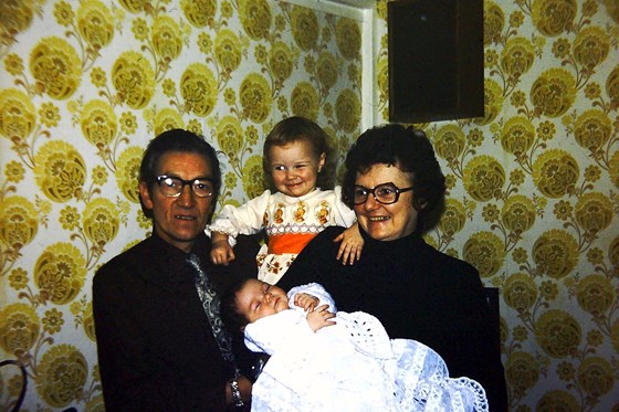  Tracy Margaret Isabella Reid 18/08/1977 & sister Amanda, with their Nana & Grandad !! 