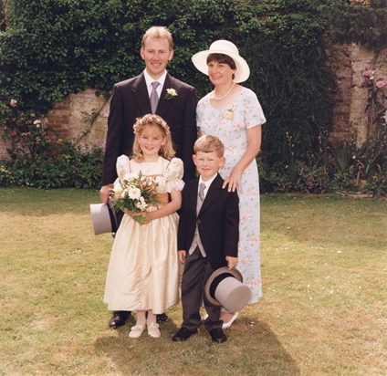 A lovely family photo at Stephen and Dawn's wedding