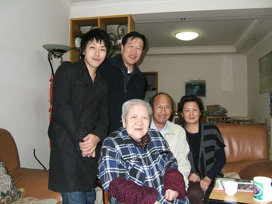 Lillian with Allan Kwok,  Xiren & family, Chengdu, 2007 (Pic from Allan)