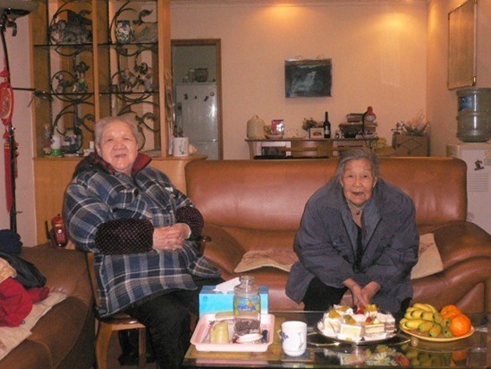 Lillian with her sister, Lucia, Chengdu  2006 (Pic from Allan)