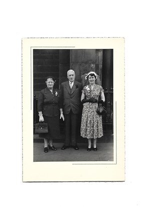 1950 Moira with her parents