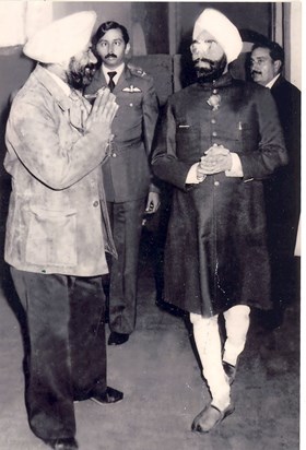 President Of India( S. Zail Singh) coming to receive Inderjit Hasanpuri at President House-Delhi(India)  