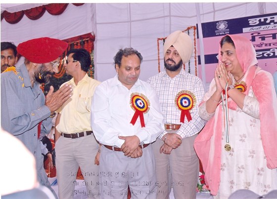 From left: Indrjit Hasanpuri honouring Mrs.Rajinder kaur Bhattal(Chief Minister Panjab,India)  