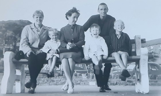 Stella with sister Mavis, brother-in-law Fred, Yvonne, Tony and Angela (Barmouth '66)