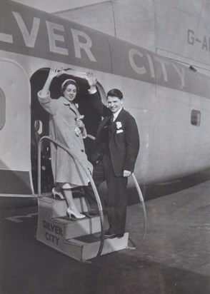 Sue & Mark setting off on honeymoon, April 1959