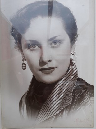 Betty aged about 17 looking like a filmstar