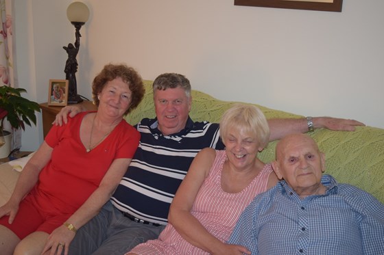 Tom, Colleen, Delyse & Uncle Ernest; Eastbourne 2017