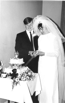 12Aug67-Dave & Merelyn cut the cake